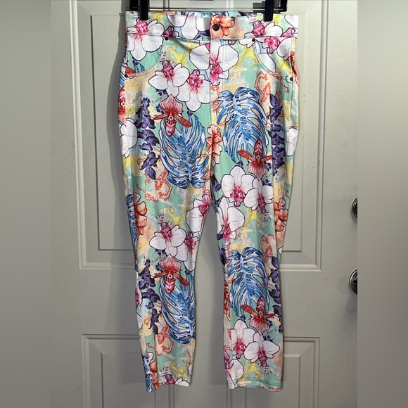 HUE Multicolor Floral Capris - Picture 5 of 6